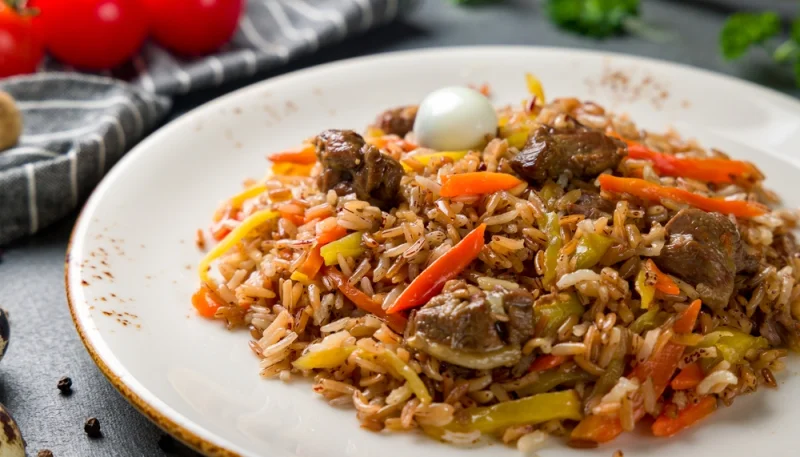 Pilaf au bœuf, carottes et œufs