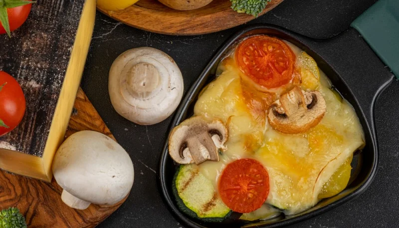 Raclette aux légumes grillés et fromage fondant