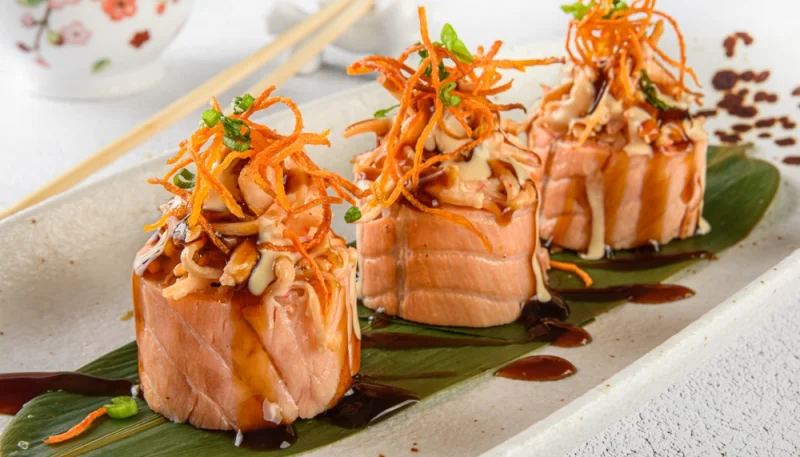 Rolls de saumon cuit et croustillant sur feuille de bambou