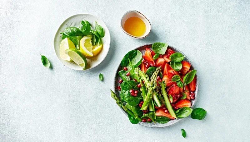Salade aux asperges, fraises et grenade