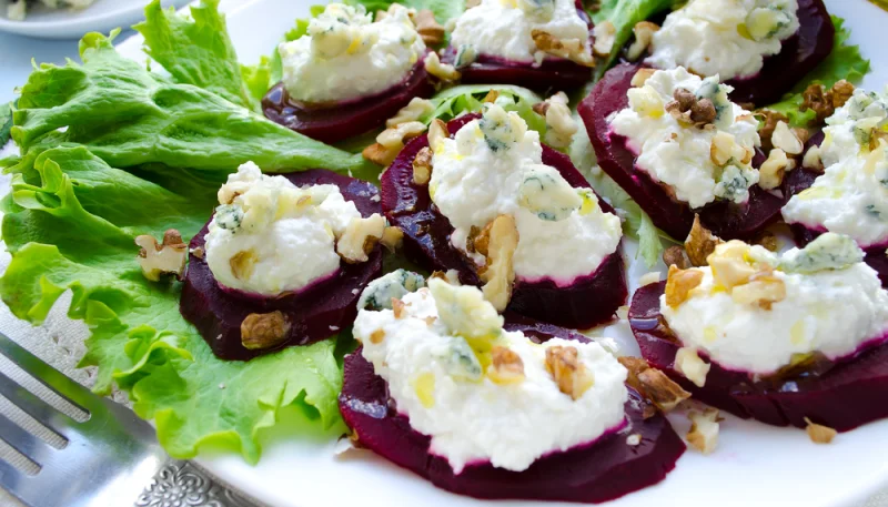 Salade fraîche de betteraves, chèvre et noix