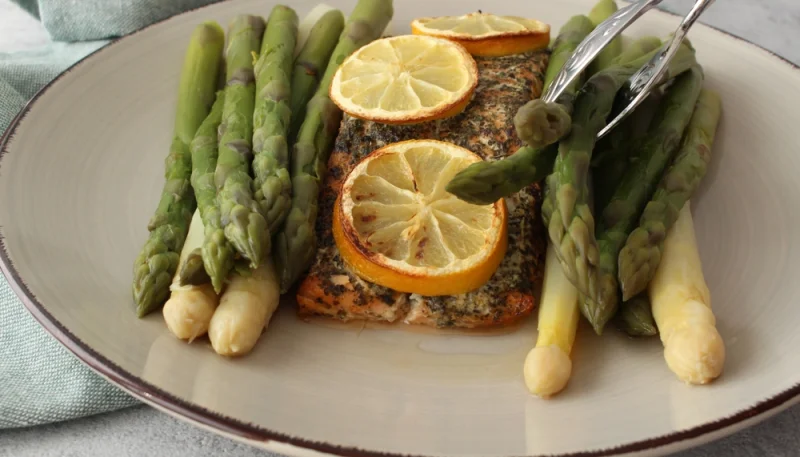 Saumon au four et asperges vapeur