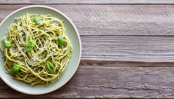 Spaghettis au pesto, basilic et fromage parmesan