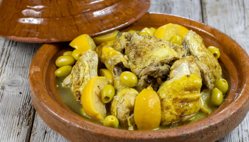 Tajine de poulet aux citrons confits et olives