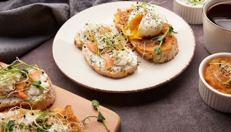 Tartines au saumon, fromage frais et œuf poché