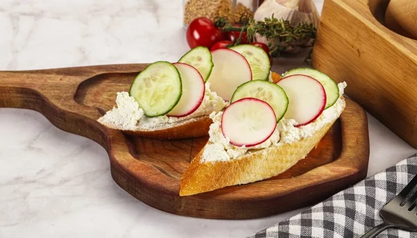 Tartines fraîches au fromage et légumes croquants