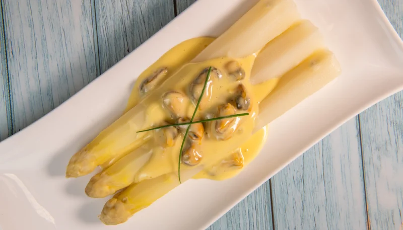 Asperges blanches à la sauce mousseline