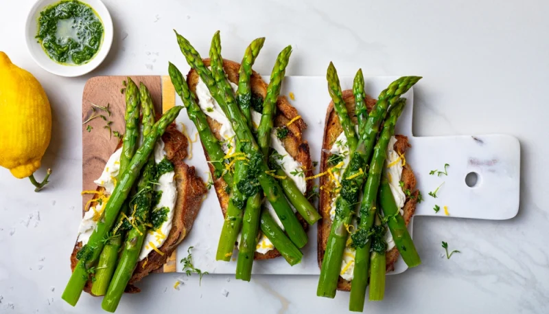 Bruschettas aux asperges et ricotta