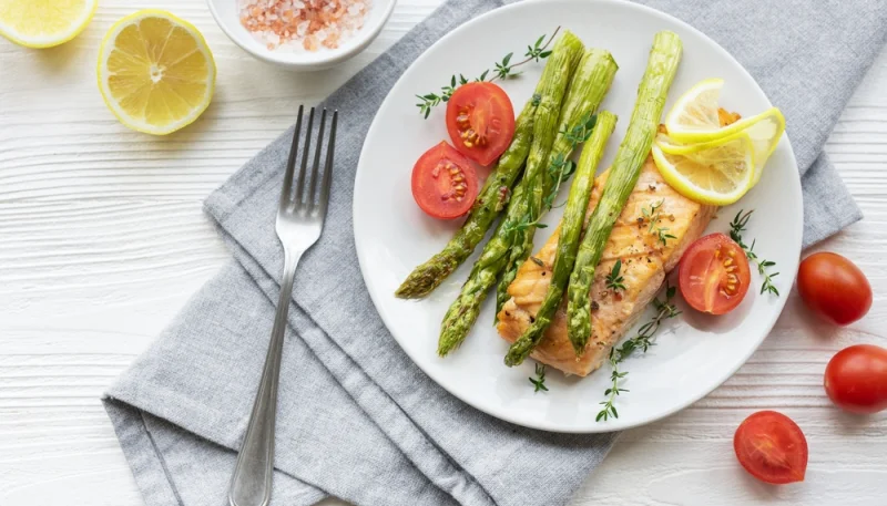 Filet de saumon en papillote avec asperges et citron
