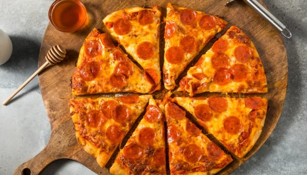 Pizza au pepperoni, fromage et miel