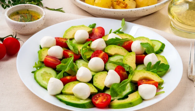 Salade colorée à la mozzarella et à l’avocat