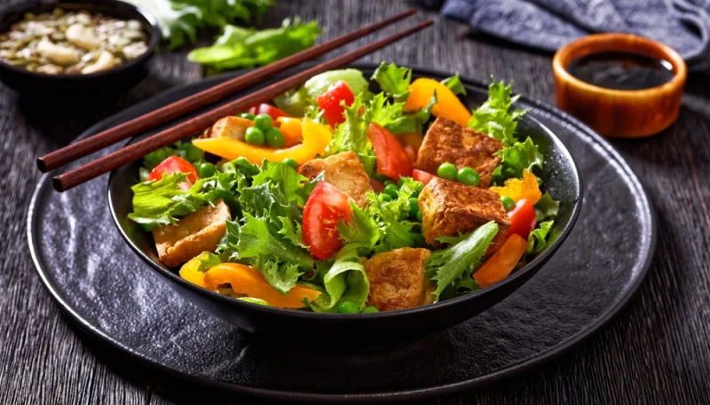 Salade croquante au tofu grillé