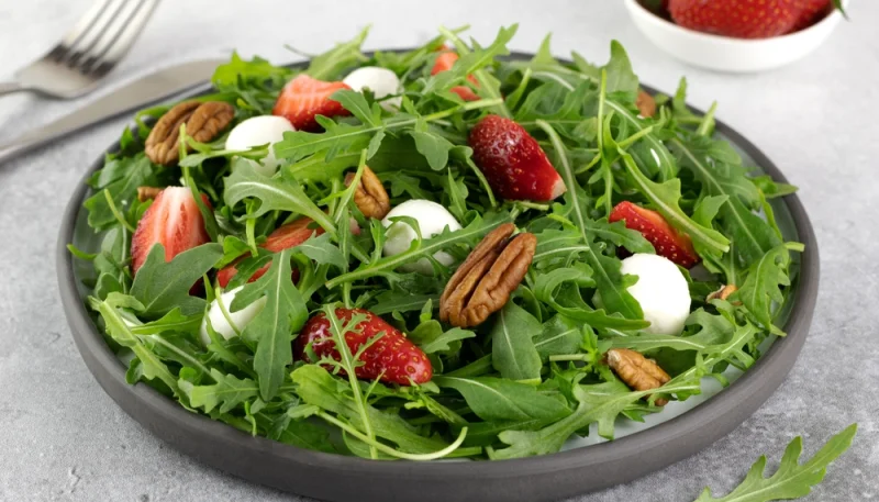 Salade de roquette, fraises et mozzarella