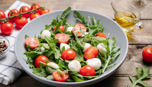 Salade de roquette, tomates cerises et mozzarella