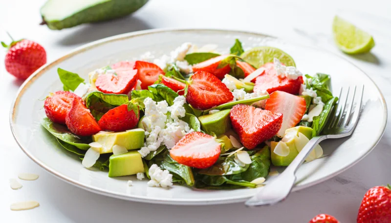 Salade fraîche aux fraises, avocat et feta