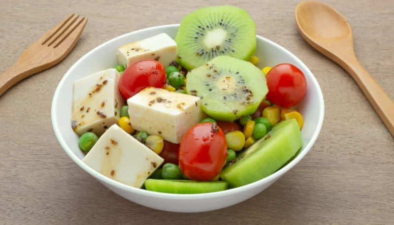 Salade fraîche de tofu, kiwi et légumes croquants