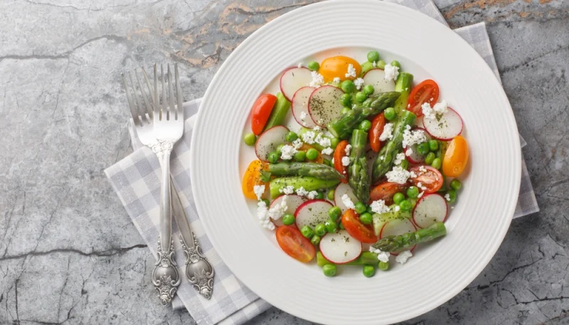 Salade printanière aux asperges et fromage frais