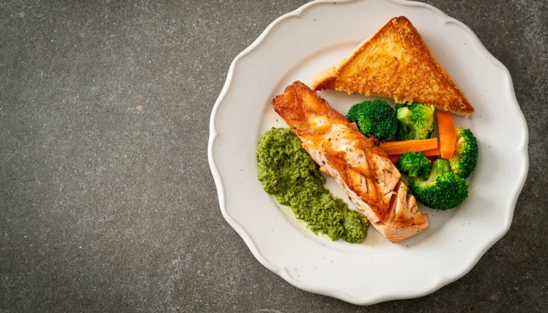 Saumon grillé au pesto et ses légumes colorés