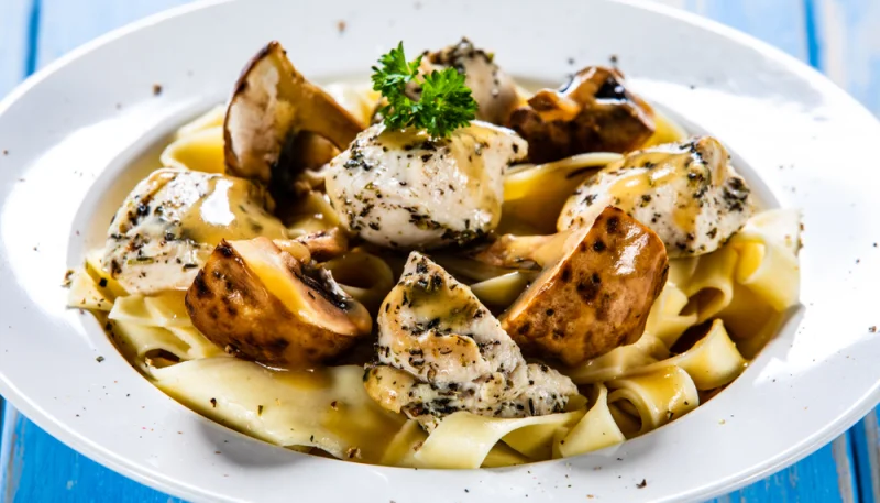 Tagliatelles crémeuses au poulet et champignons