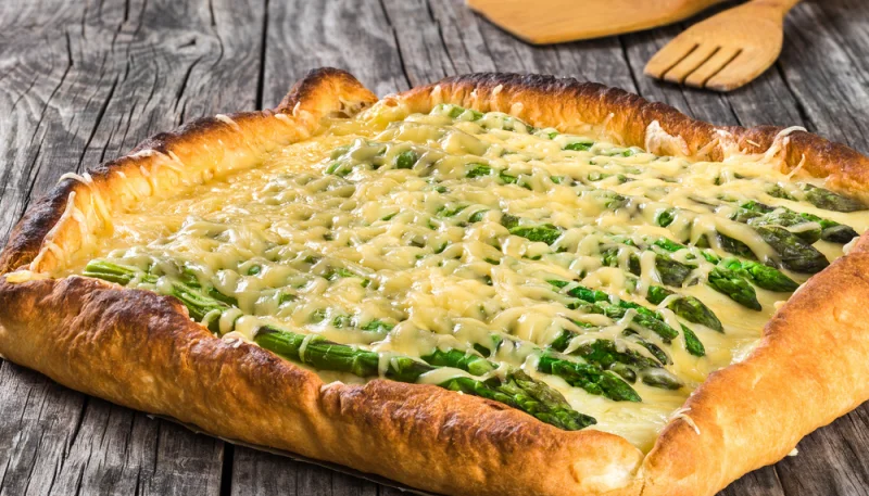 Tarte feuilletée aux asperges et fromage