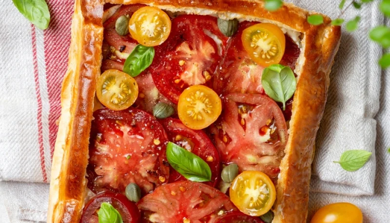 Tarte feuilletée aux tomates et basilic