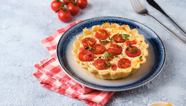 Tartelettes féta tomate et herbes en éclat