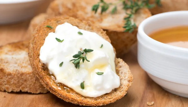 Tartines au fromage de chèvre et miel