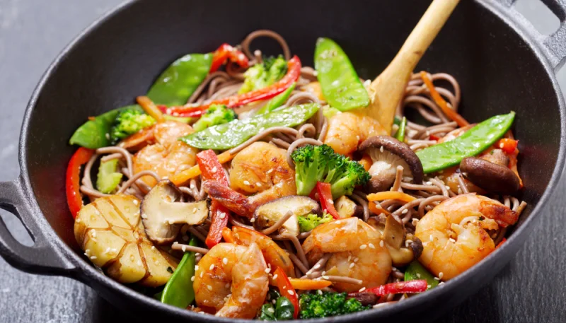 Wok de nouilles soba aux crevettes et légumes croquants
