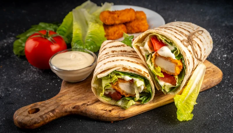 Wraps croustillants aux nuggets de poulet et légumes frais