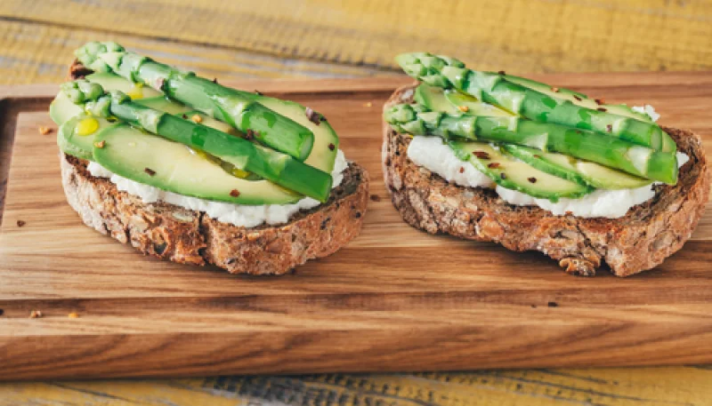 Bruschettas d'asperges, avocat et ricotta