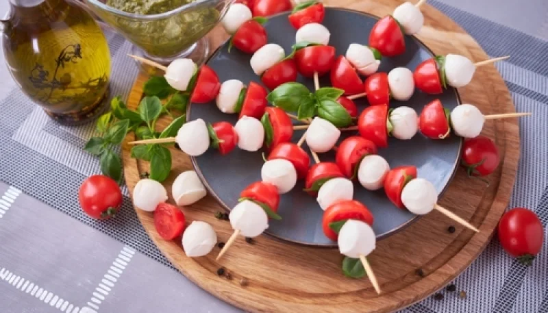 Mini-brochettes de mozzarella, tomate et basilic