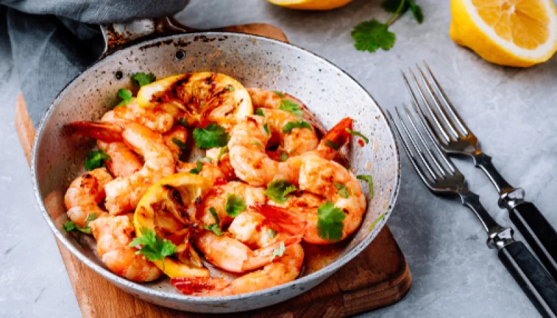 Poêlée de crevettes à l’ail et au citron