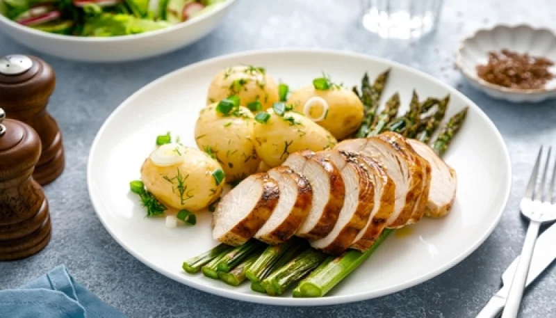 Poulet rôti aux pommes de terre nouvelles et asperges grillées