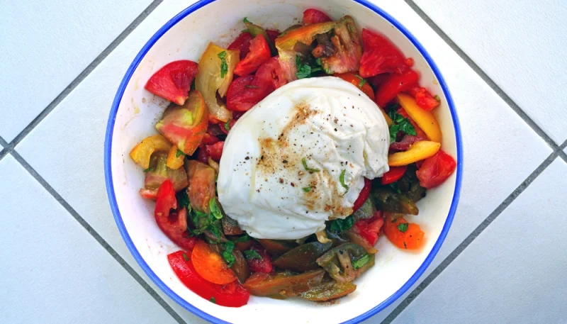 Burrata sur lit de tomates anciennes