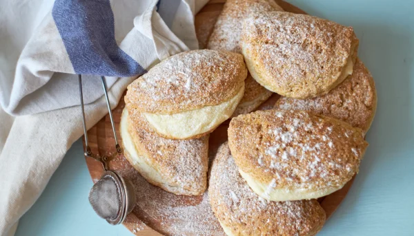 Chaussons briochés au fromage blanc sucré