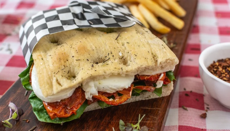 Focaccia garnie à la mozzarella et tomates séchées