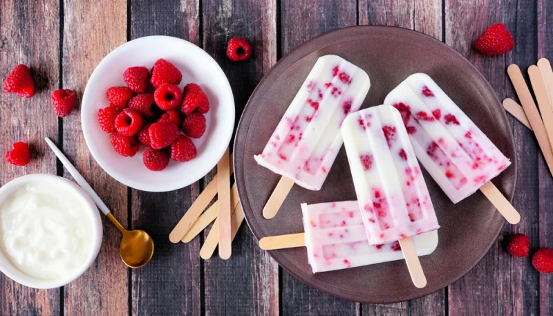 Glaces au yaourt et framboises maison