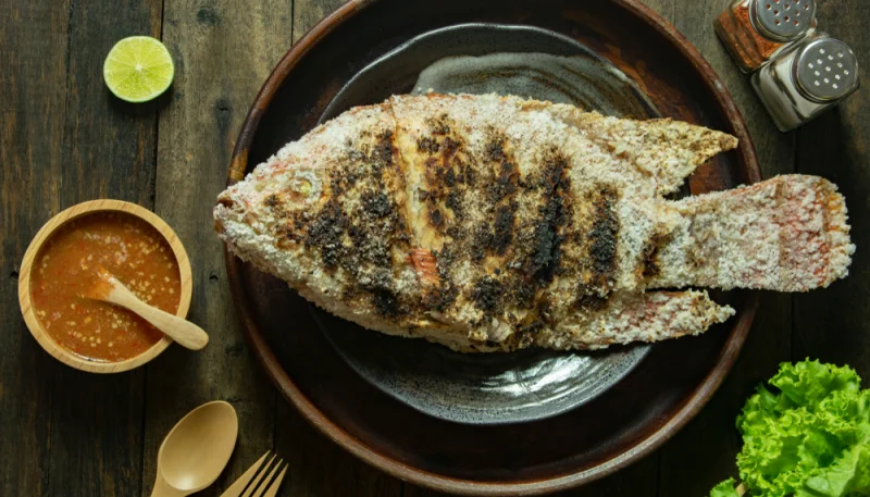 Poisson entier grillé en croûte de sel