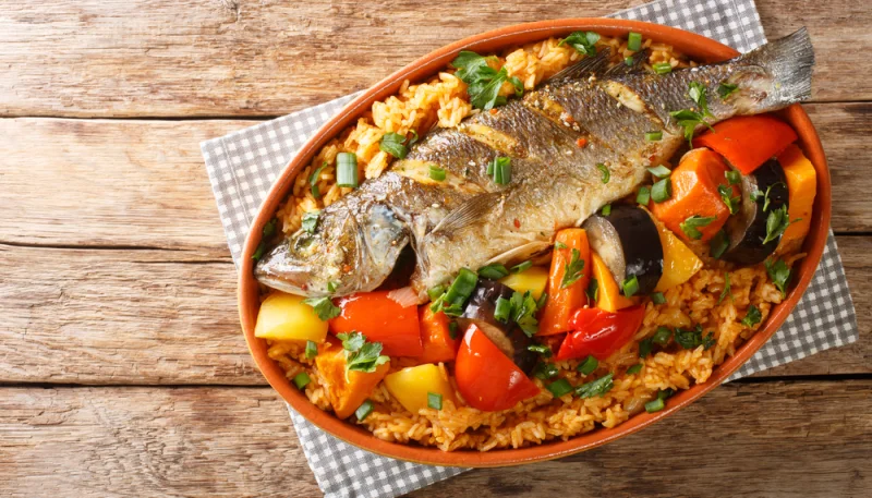 Poisson entier rôti au four avec riz aux légumes du soleil