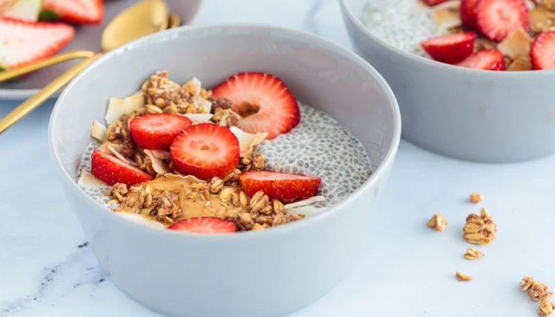 Pudding de chia aux fraises et granola