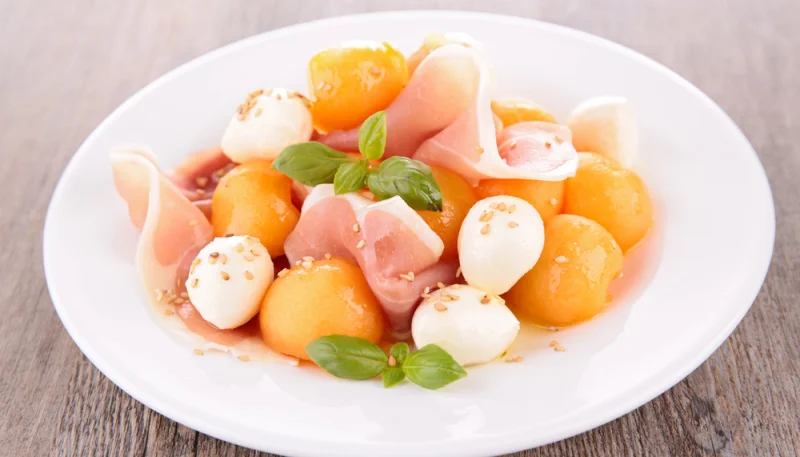Salade de melon, jambon cru et mozzarella