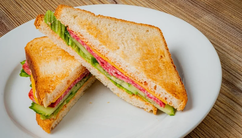 Sandwich club au salami