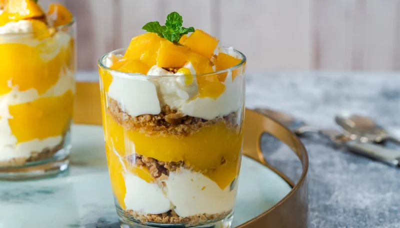 Verrines mangue, yaourt grec et granola croustillant