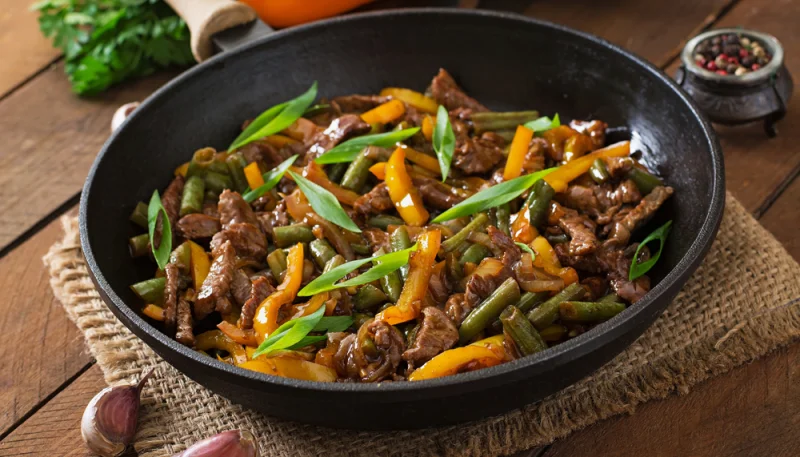 Wok de bœuf aux haricots verts et poivrons