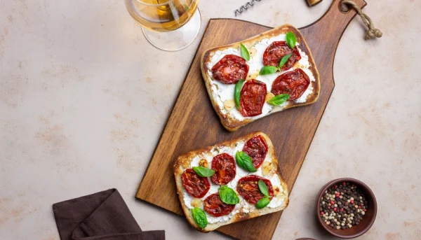 Antipasti au fromage frais, tomates rôties et basilic