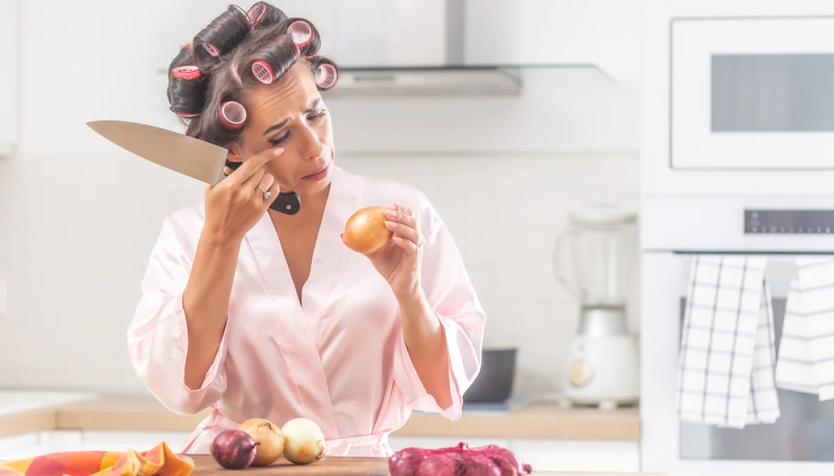 Astuce pour émincer un oignon sans pleurer (et sans gadget)