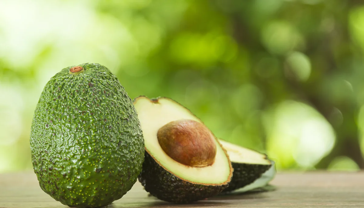 Avocat trop dur ? L’astuce express pour le faire mûrir vite