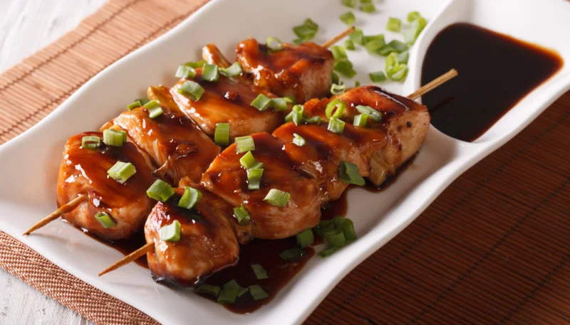 Brochettes yakitori au poulet caramélisé