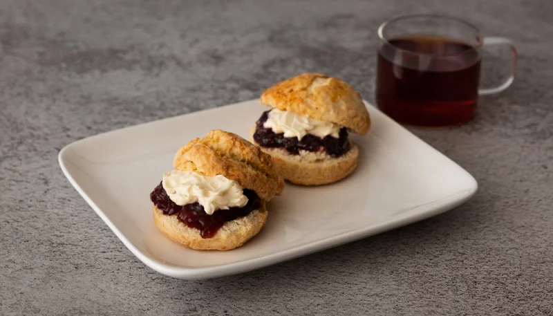 Scones à la confiture et crème fouettée
