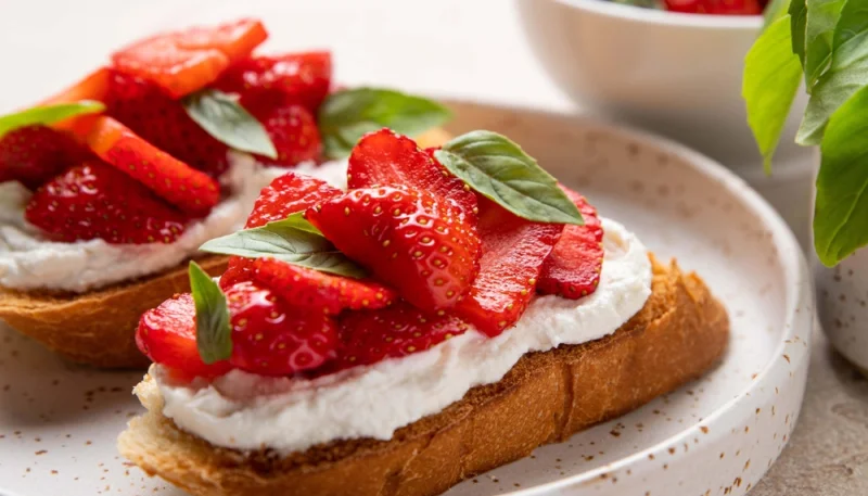 Tartines de fraises au fromage frais